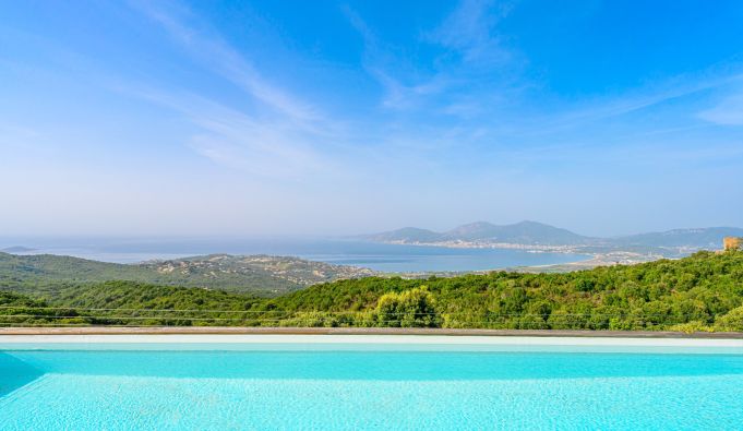 luxury villa 6 Rooms for sale on PORTICCIO (20166)