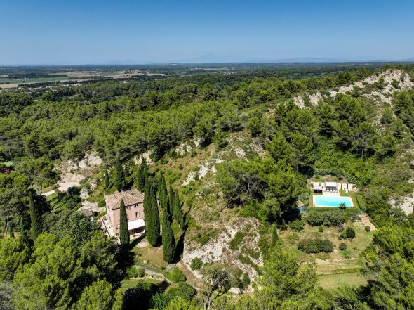luxury house 16 Rooms for sale on ST ETIENNE DU GRES (13103)