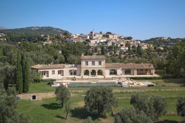 luxury property 8 Rooms for sale on CHATEAUNEUF GRASSE (06740)