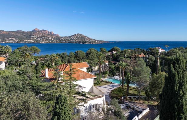 mansion 8 Rooms for sale on ST RAPHAEL (83700)