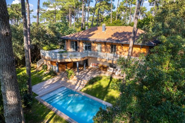 luxury house 7 Rooms for sale on CAP FERRET (33970)